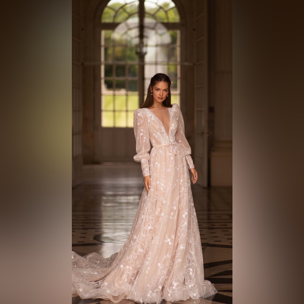 Elegant Ivory Lace Long Sleeve Bridal Gown.  Size 8.  P964